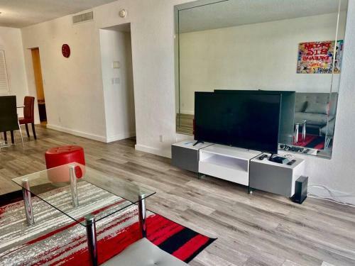 Modern 1 Bedroom Apartment W/ Hated Pool!!