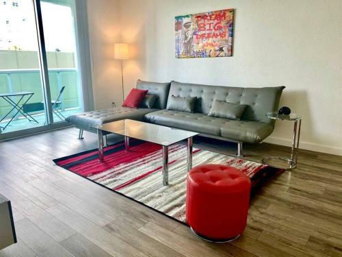 Modern 1 Bedroom Apartment W/ Hated Pool!!
