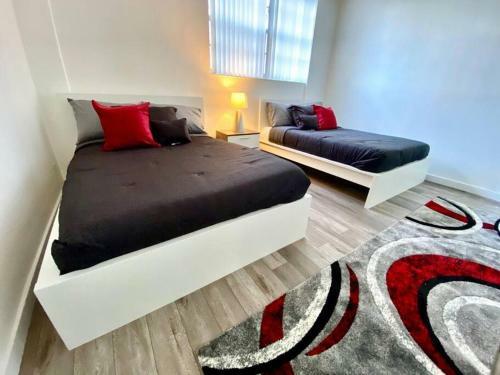 Modern 1 Bedroom Apartment W/ Hated Pool!!