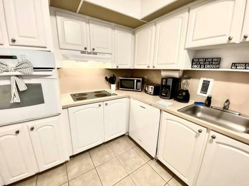 Modern 1 Bedroom Apartment W/ Hated Pool!!