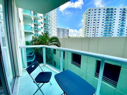 Modern 1 Bedroom Apartment W/ Hated Pool!!