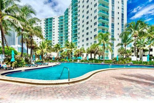 Modern 1 Bedroom Apartment W/ Hated Pool!!