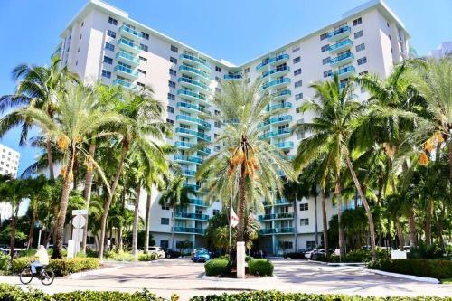 Modern 1 Bedroom Apartment W/ Hated Pool!!