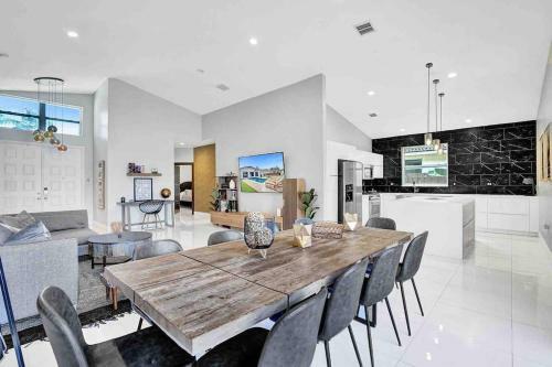 Villa Luna- Designer Home With Heated Pool Must!