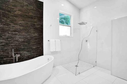 Villa Luna- Designer Home With Heated Pool Must!