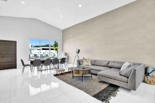 Villa Luna- Designer Home With Heated Pool Must!