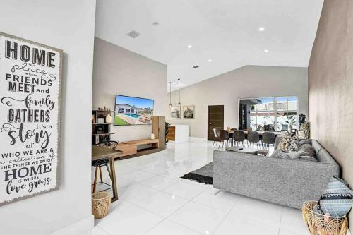Villa Luna- Designer Home With Heated Pool Must!