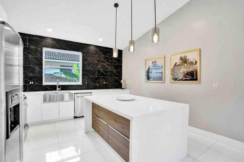 Villa Luna- Designer Home With Heated Pool Must!