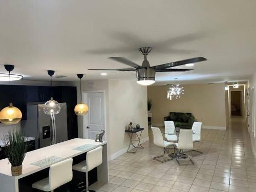 Nice Modern Homenear Aiport, Winwood & Downtown