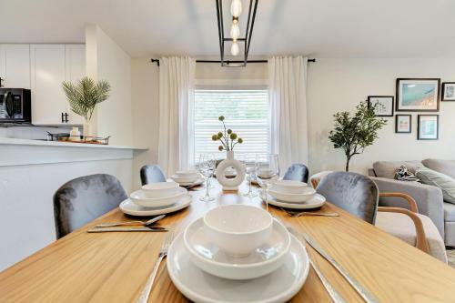 Beautiful 2 Bedroom Home Near Beach