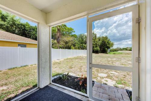 Beautiful 2 Bedroom Home Near Beach