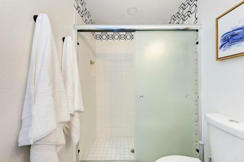 Beautiful 2 Bedroom Home Near Beach