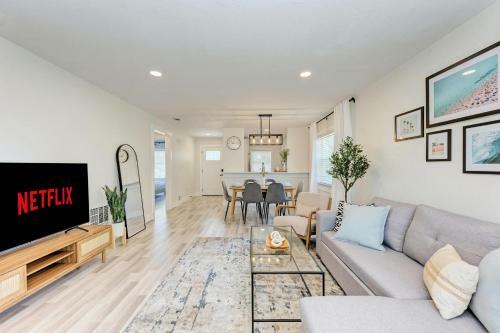 Beautiful 2 Bedroom Home Near Beach