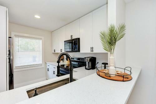 Beautiful 2 Bedroom Home Near Beach