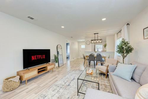 Beautiful 2 Bedroom Home Near Beach