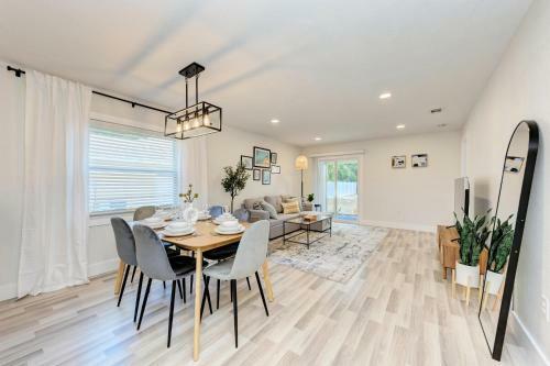 Beautiful 2 Bedroom Home Near Beach