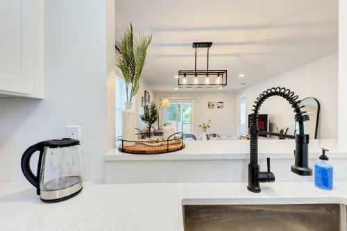 Beautiful 2 Bedroom Home Near Beach