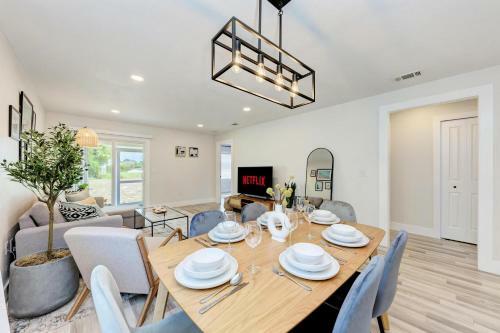 Beautiful 2 Bedroom Home Near Beach