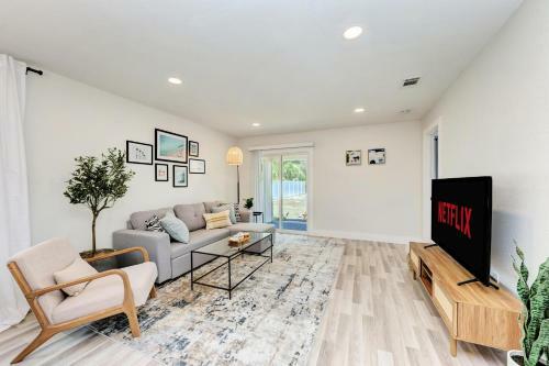 Beautiful 2 Bedroom Home Near Beach