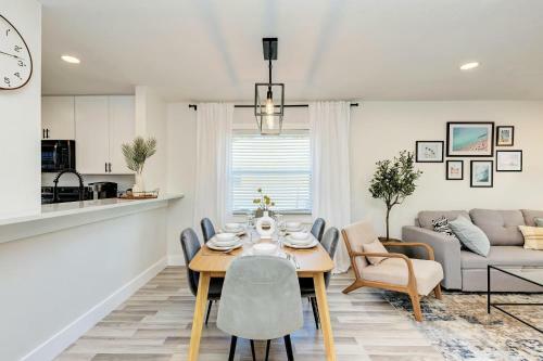 Beautiful 2 Bedroom Home Near Beach