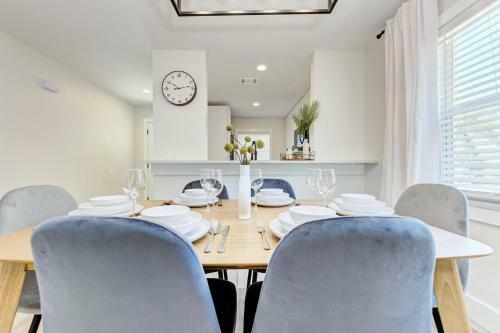 Beautiful 2 Bedroom Home Near Beach