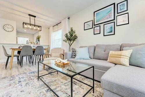 Beautiful 2 Bedroom Home Near Beach