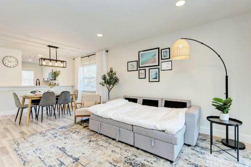 Beautiful 2 Bedroom Home Near Beach
