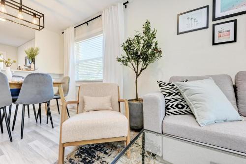 Beautiful 2 Bedroom Home Near Beach