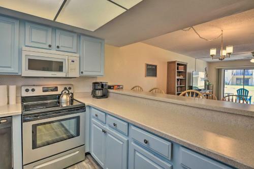 Apartamento Coastal Condo With Patio Steps To The Beach!