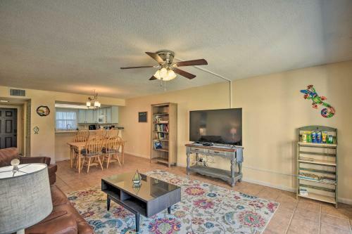 Apartamento Coastal Condo With Patio Steps To The Beach!