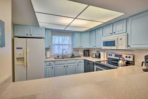 Apartamento Coastal Condo With Patio Steps To The Beach!