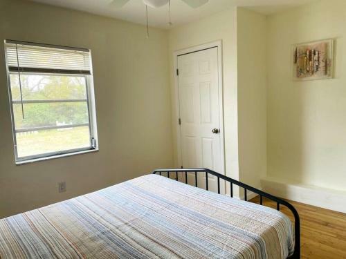 Water-front, Cozy, Warm 3 Beds 2 Bath