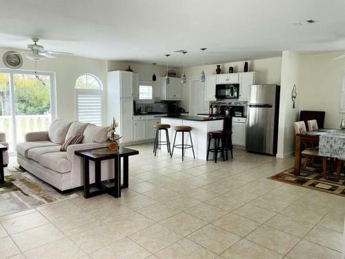 Water-front, Cozy, Warm 3 Beds 2 Bath