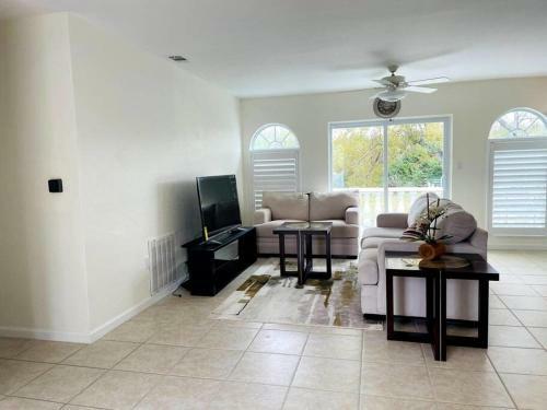 Water-front, Cozy, Warm 3 Beds 2 Bath