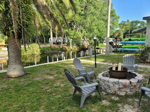 3 Bedroom Farmhouse Vacation Home On The River