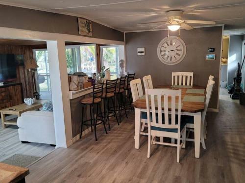 3 Bedroom Farmhouse Vacation Home On The River
