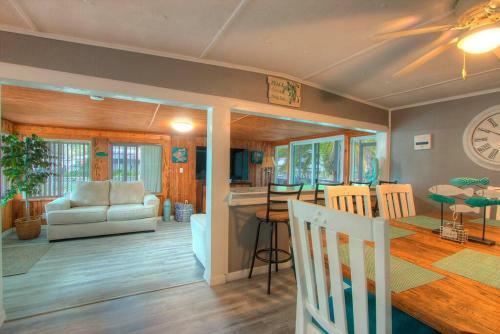 3 Bedroom Farmhouse Vacation Home On The River