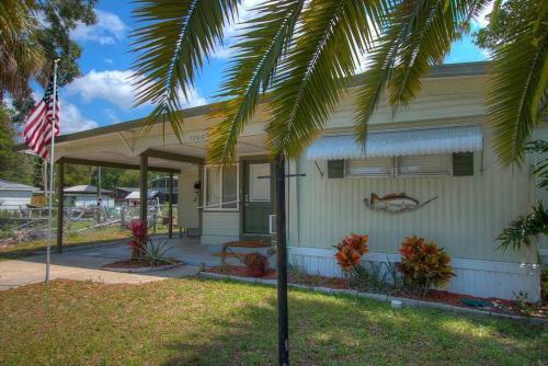 3 Bedroom Farmhouse Vacation Home On The River