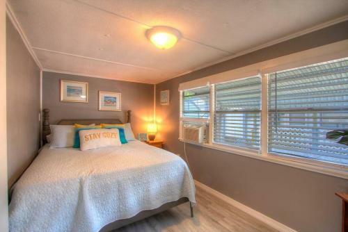 3 Bedroom Farmhouse Vacation Home On The River