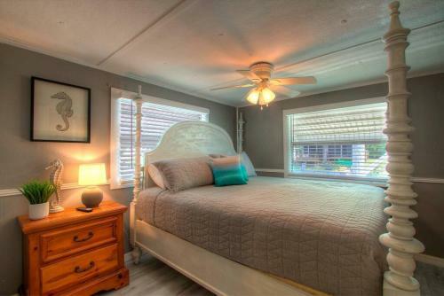 3 Bedroom Farmhouse Vacation Home On The River