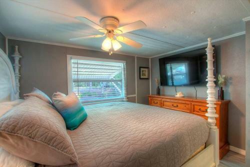 3 Bedroom Farmhouse Vacation Home On The River