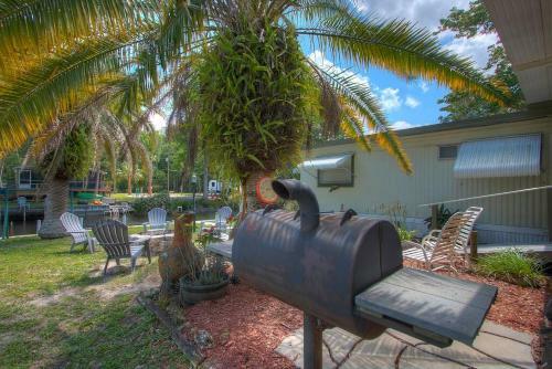 3 Bedroom Farmhouse Vacation Home On The River