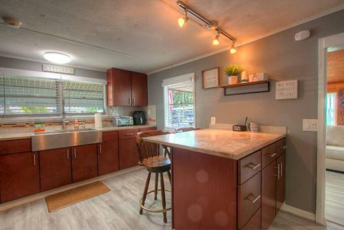 3 Bedroom Farmhouse Vacation Home On The River