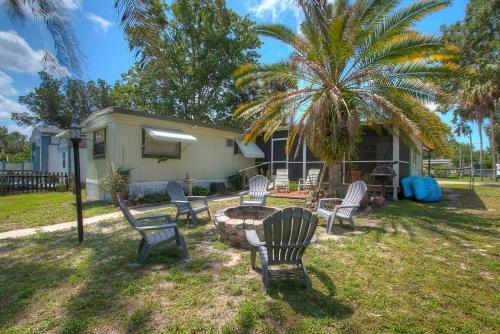 3 Bedroom Farmhouse Vacation Home On The River