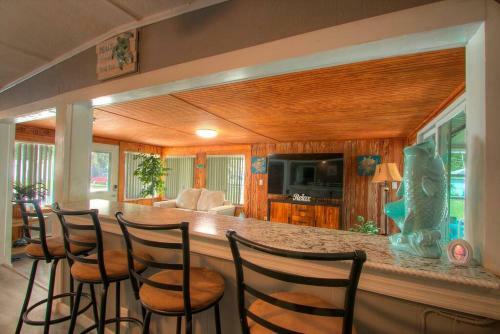 3 Bedroom Farmhouse Vacation Home On The River