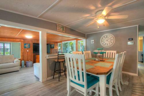 3 Bedroom Farmhouse Vacation Home On The River