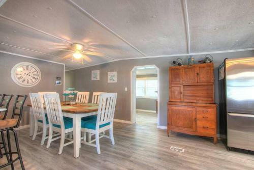 3 Bedroom Farmhouse Vacation Home On The River