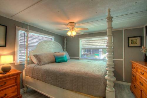 3 Bedroom Farmhouse Vacation Home On The River