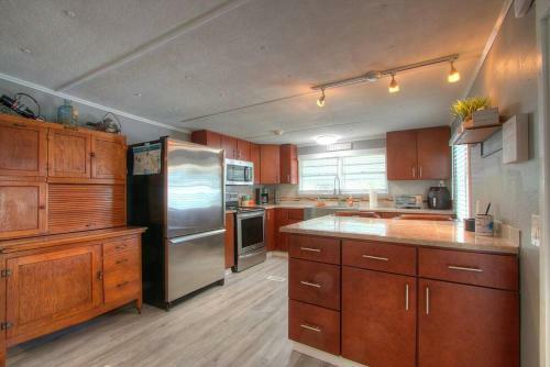 3 Bedroom Farmhouse Vacation Home On The River