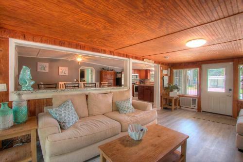 3 Bedroom Farmhouse Vacation Home On The River